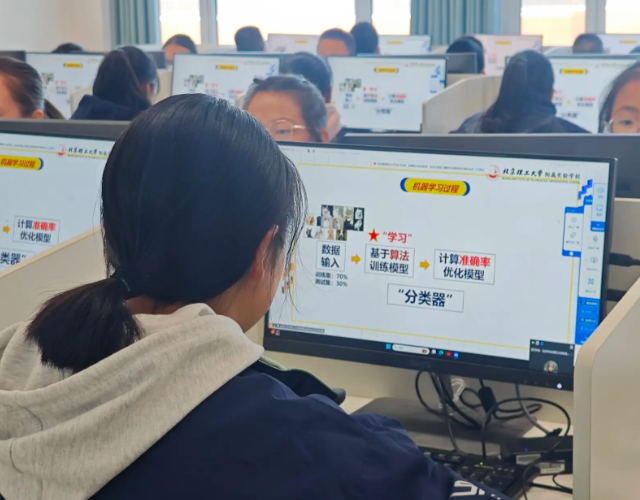 教育的交融需求依据不同学段特点分层推动沉浸式互动和个性化 教育的交融需求依据不同学段特点分层推动沉浸式互动和个性化